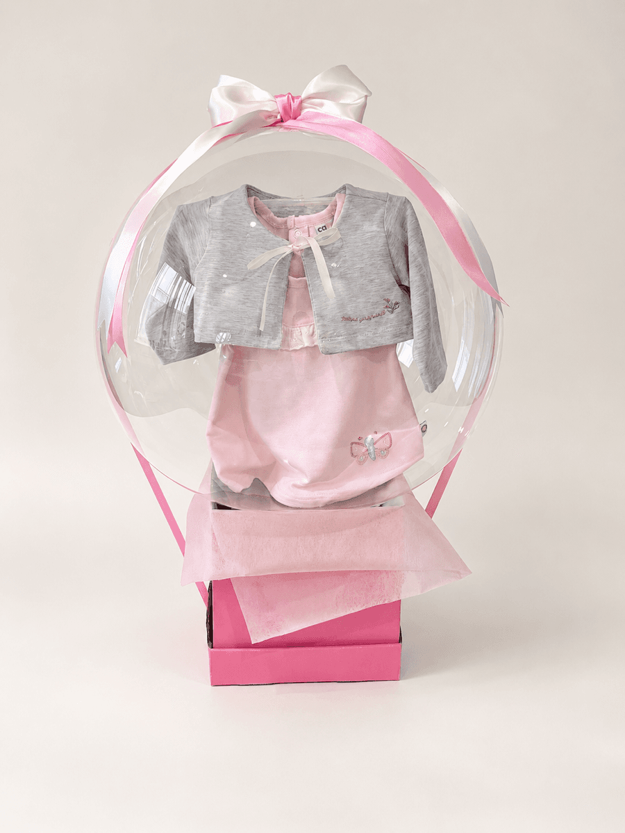 Ropa de bebé en globo