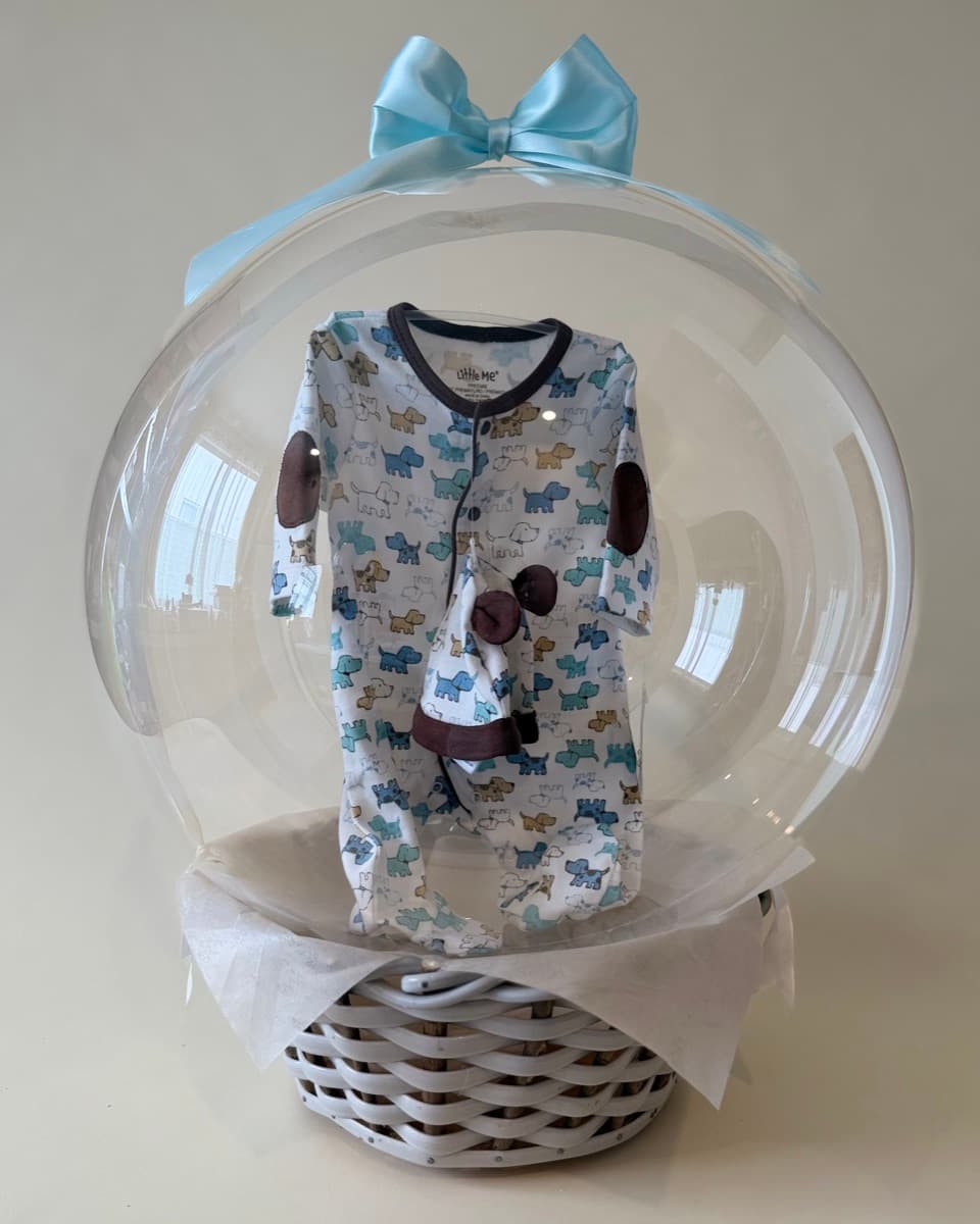 Ropa de bebé en globo y canasta